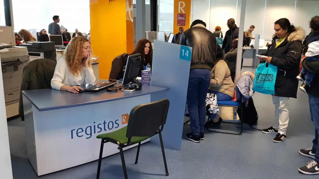 Aberto concurso para 485 novos oficiais de registos