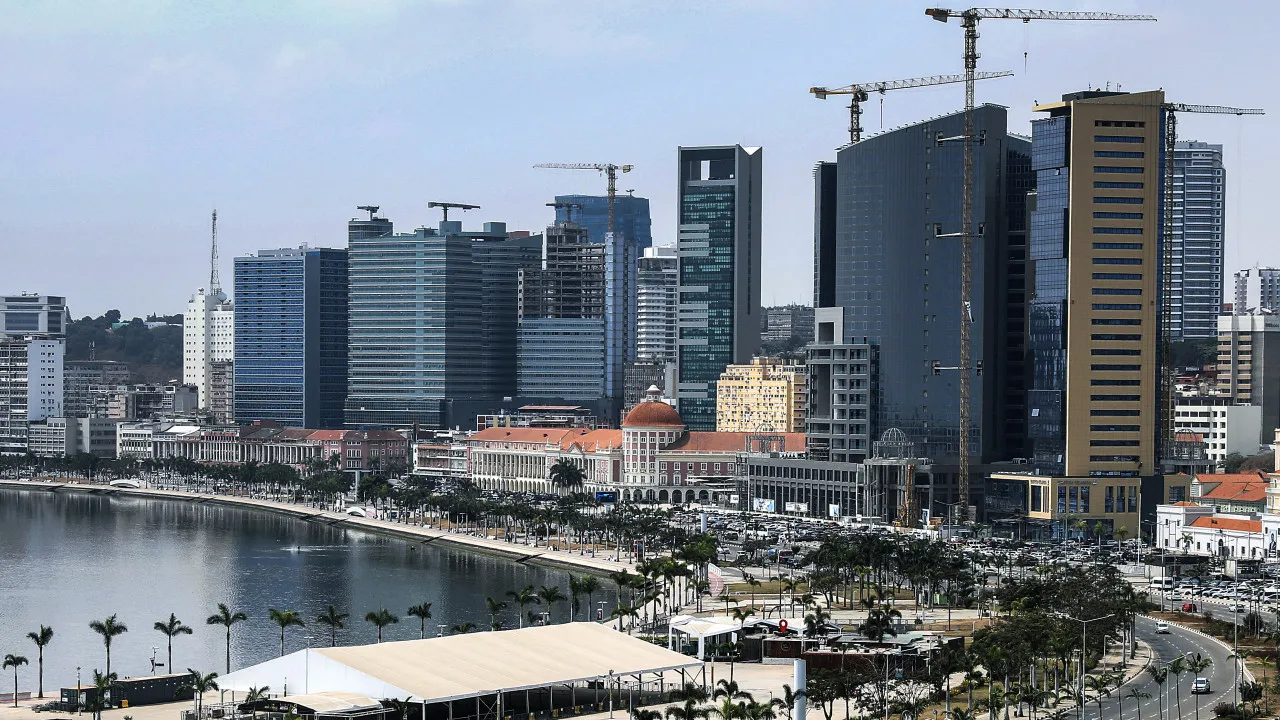 Angola precisa "urgentemente" de via consistente para