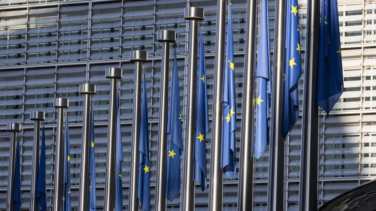 Bruxelas flexibiliza obrigações de transparência para