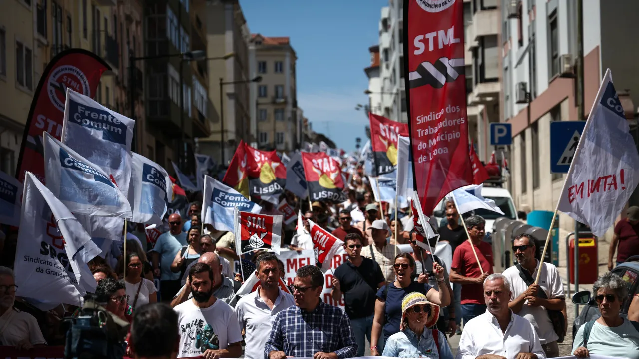 Centenas de trabalhadores da administração pública