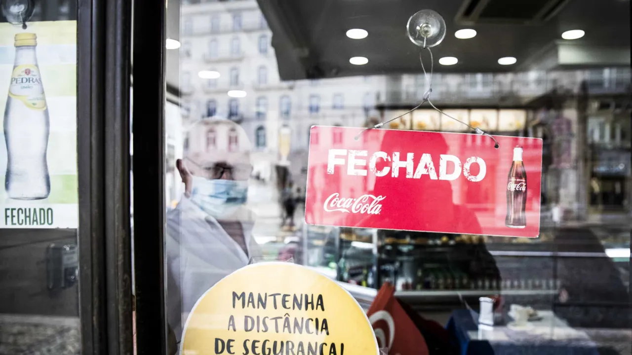 Cerca de uma centena protesta junto à AHRESP por melhores