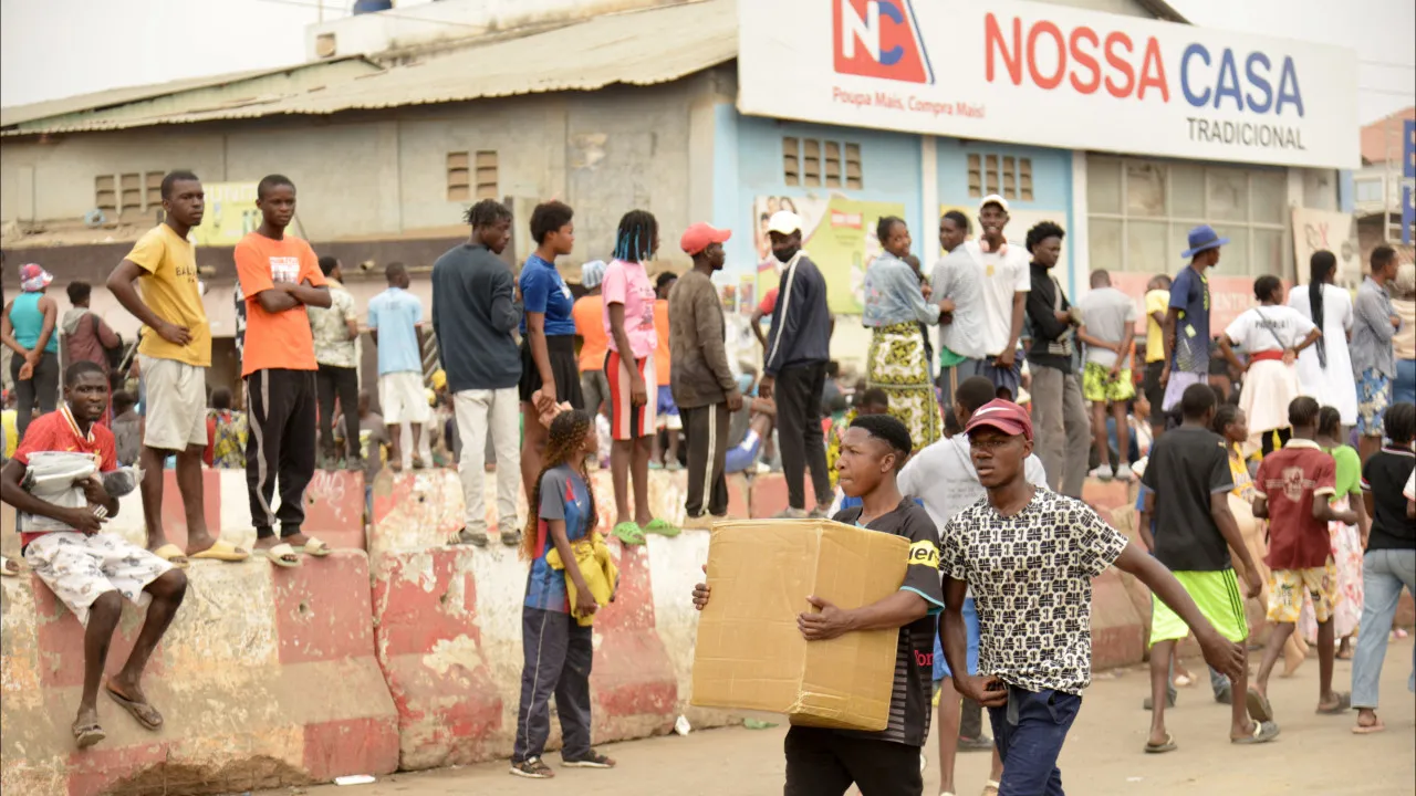 Estabelecimentos encerram mais cedo em Luanda