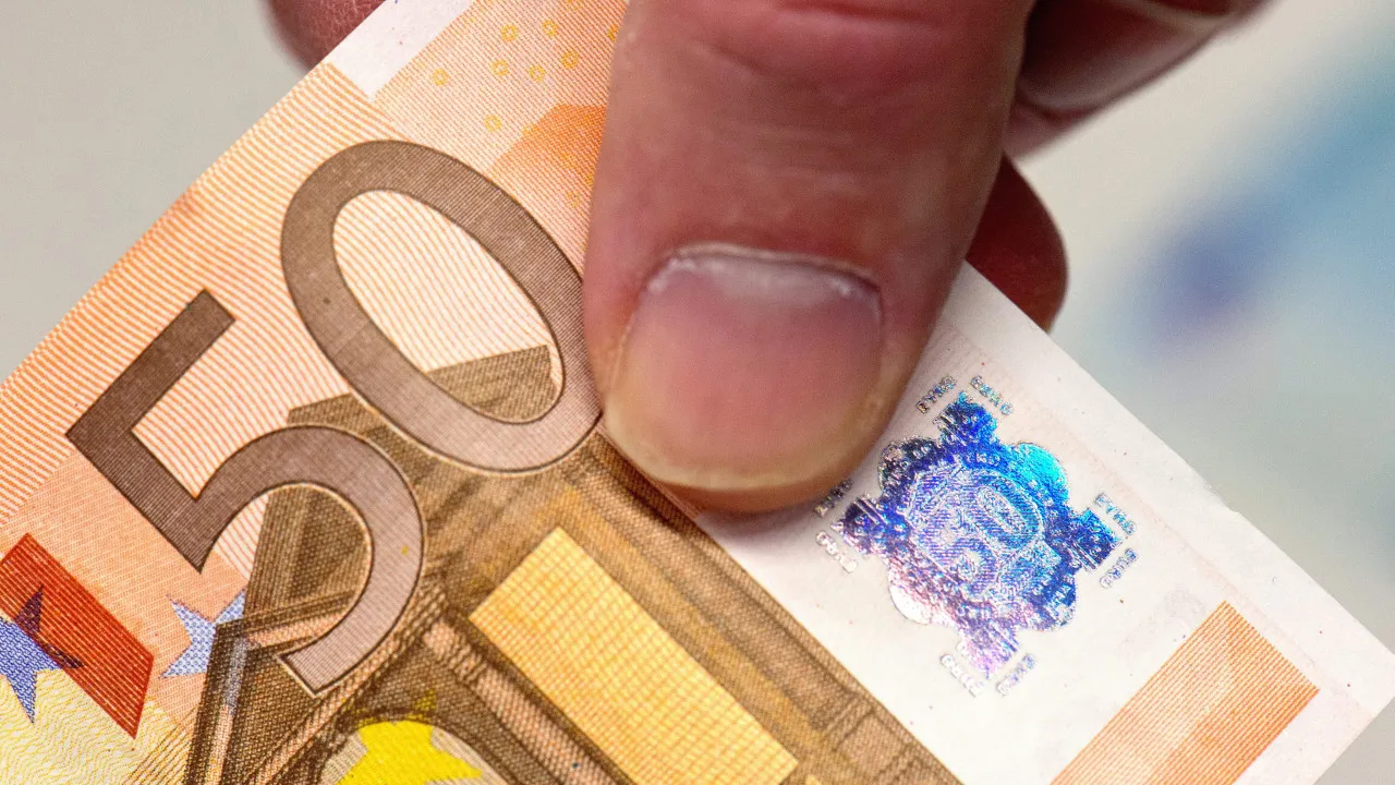 Euro cai pela quarta sessão e fica abaixo dos 1,15 dólares