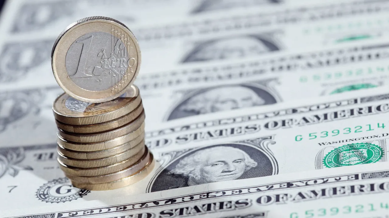 Euro volta às quedas e recua para 1,15 dólares