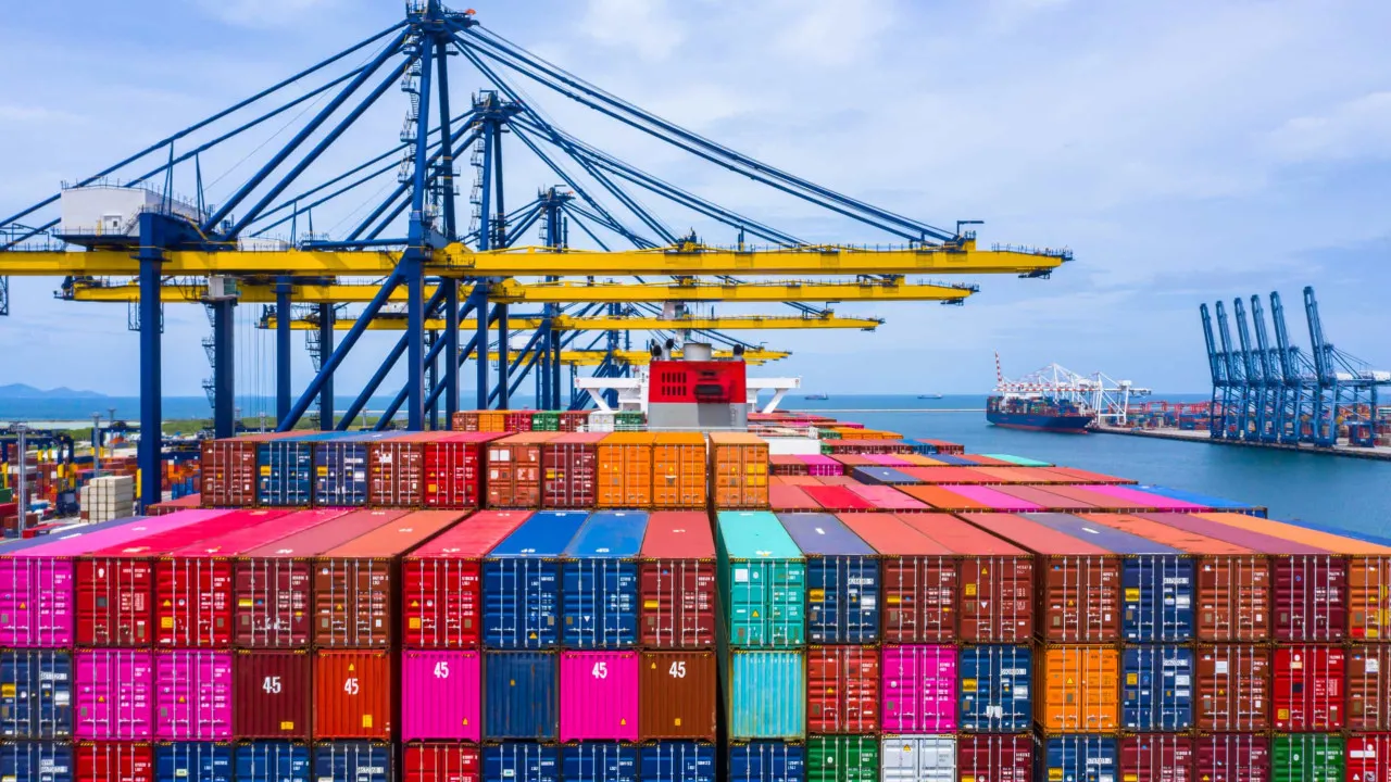 Exportações caem 1,3% no 2.º trimestre, recuando pela 1.ª