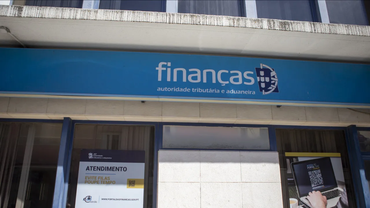 Falso 'email' simula autenticação nas Finanças com 'link'