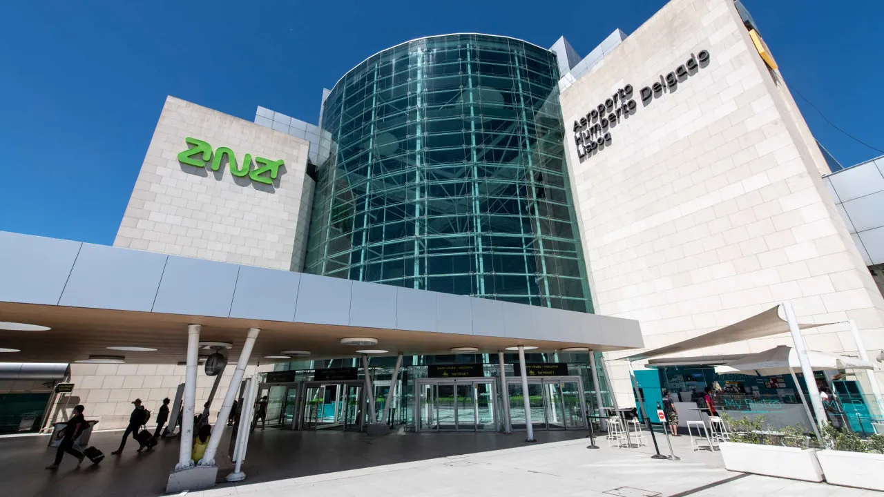 Greve causa atrasos e cancela 19 voos no aeroporto de Lisboa