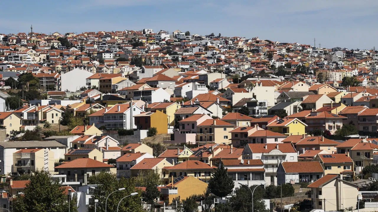 Mais de 30 mil famílias à espera de casa na AML. Que faz