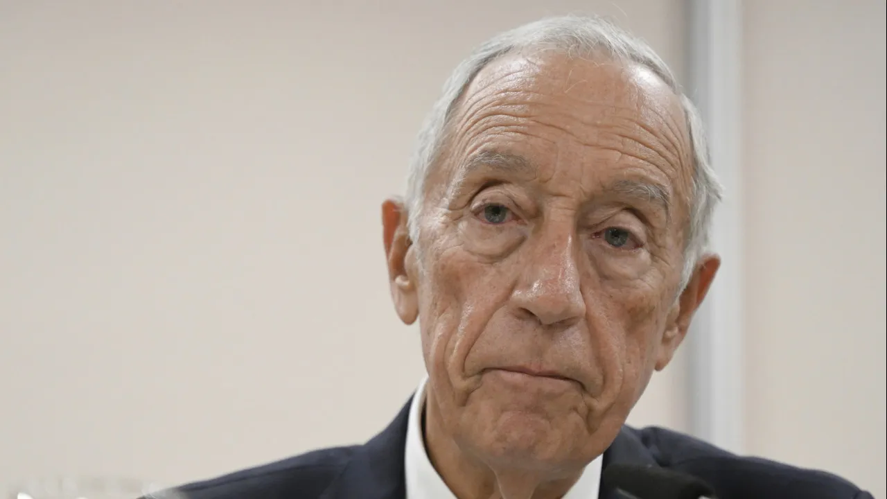 Presidente promulga descida do IRS e compromisso de novo