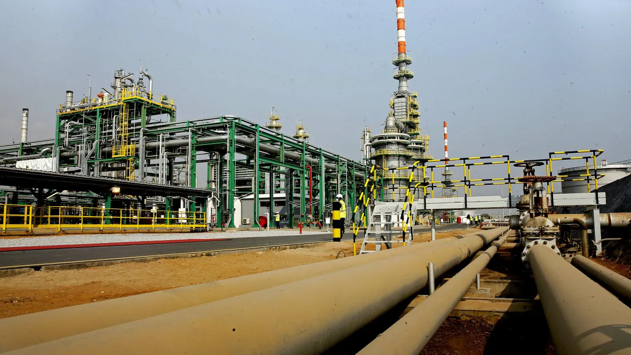 Produção de petróleo e gás cai mais de 10% no segundo