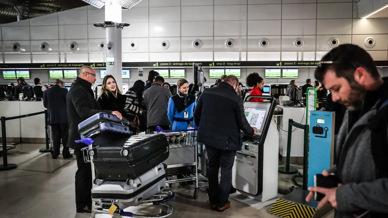 Ryanair denuncia atrasos de 90 minutos nos aeroportos
