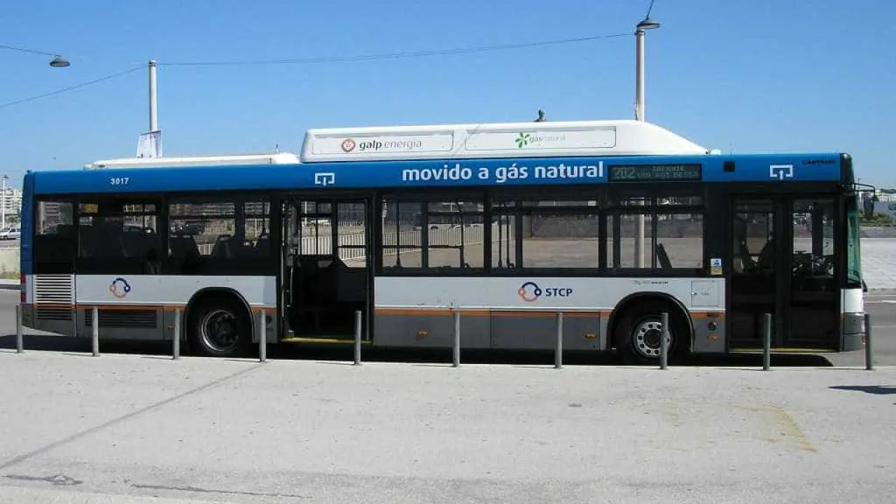 STCP lança concurso para 50 autocarros articulados a gás ou