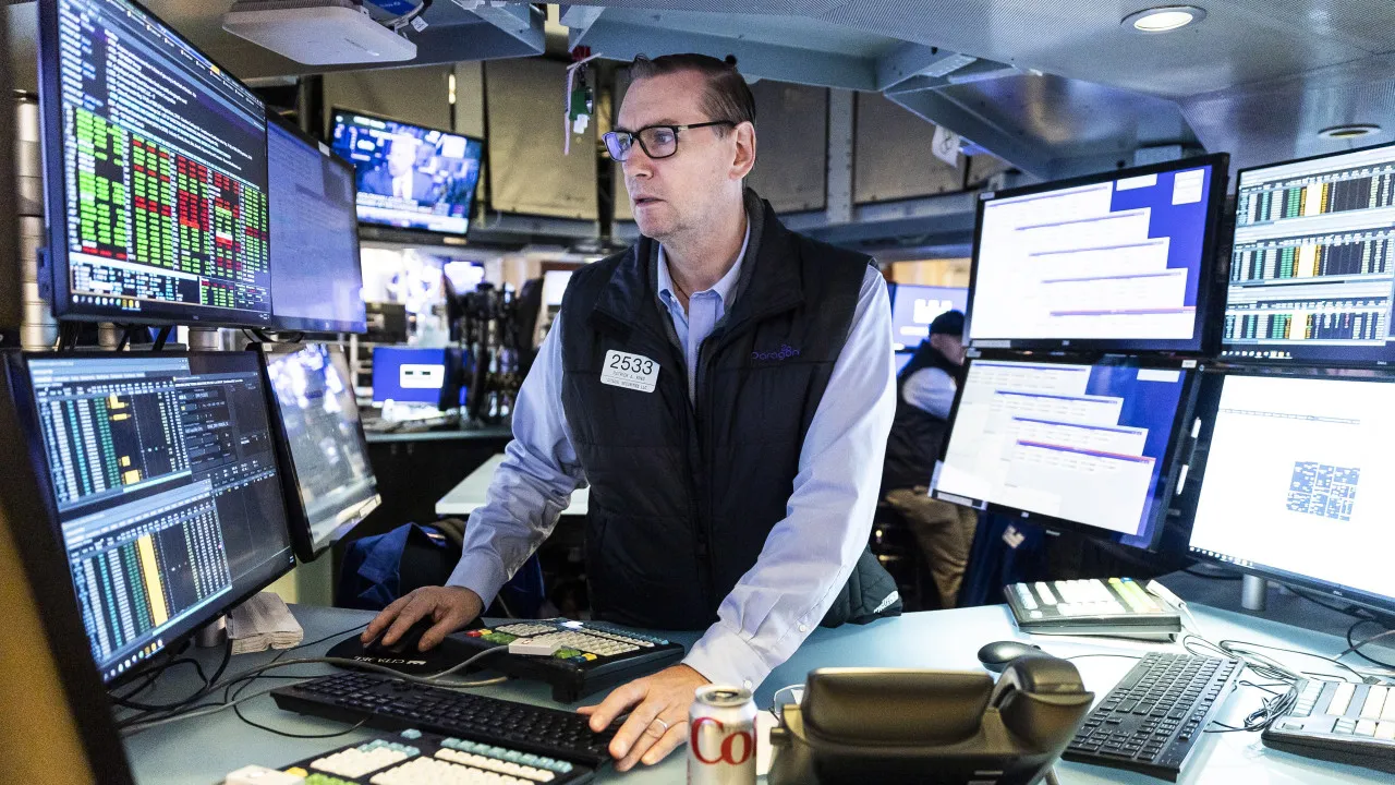Wall Street arranca mista após anúncio de tarifas sobre UE e