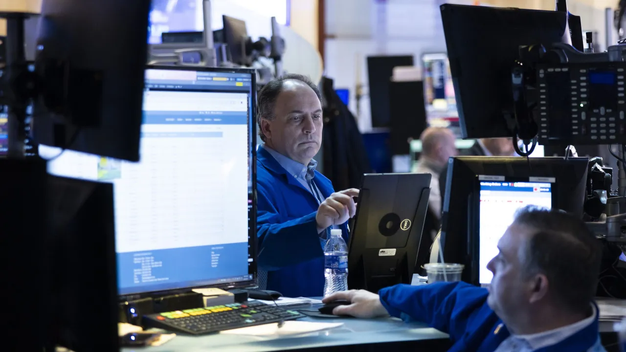 Wall Street fecha em alta a sessão após Trump ameaçar Powell