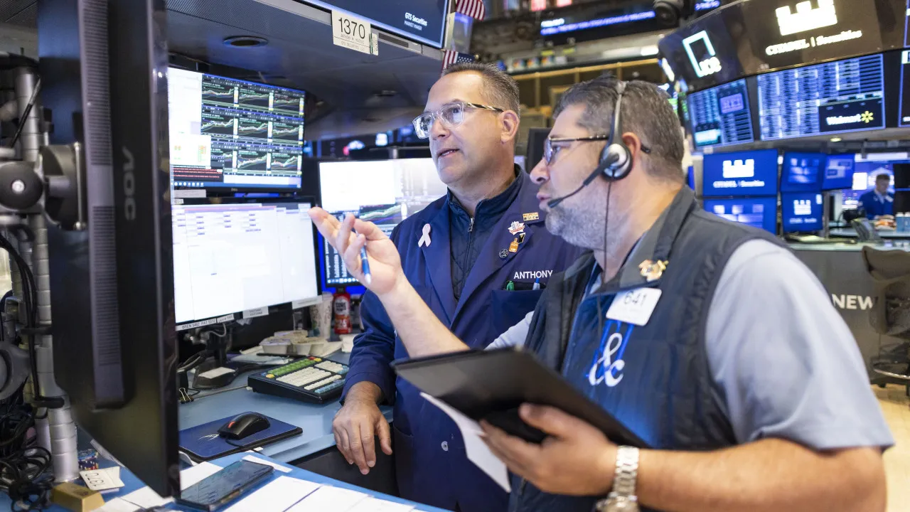 Wall Street fecha sem rumo definido perturbada pela política