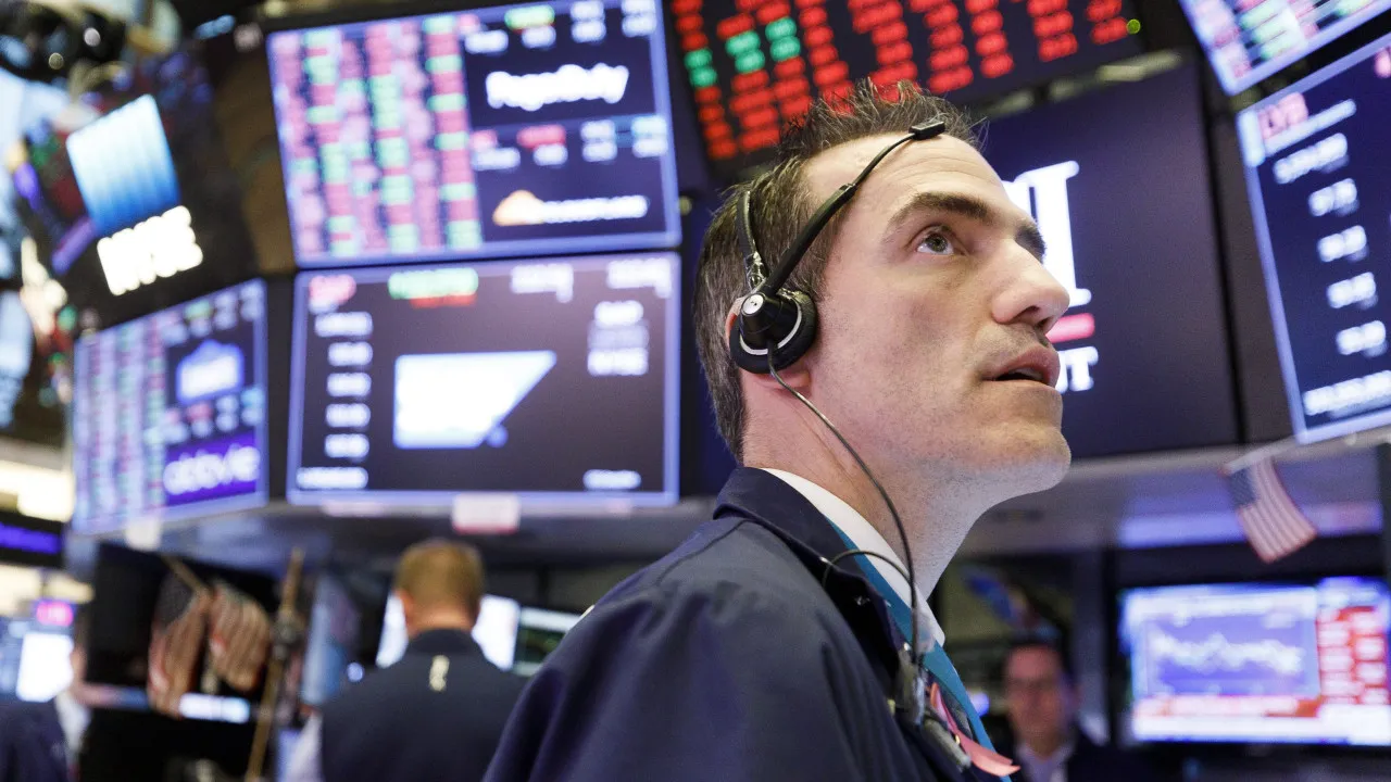 Wall Street mista com dados da inflação e época de