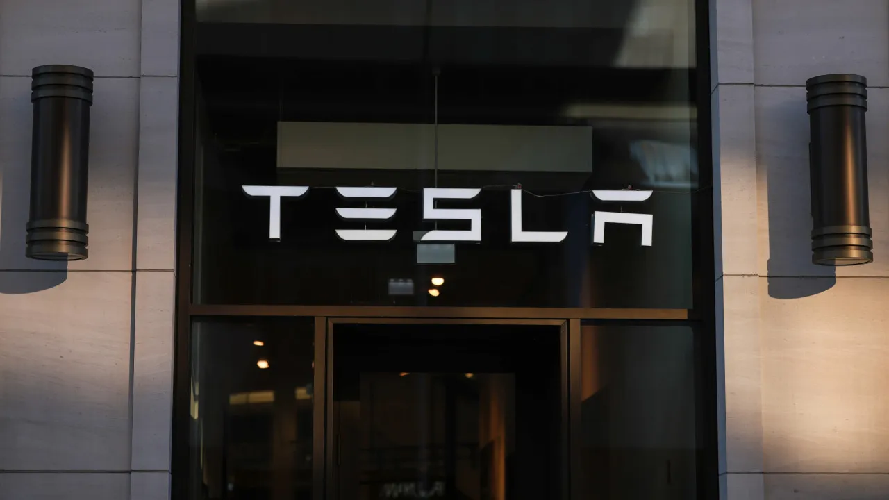 Acionistas da Tesla entram com ação contra a empresa devido