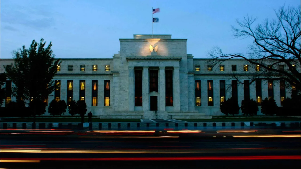 Dois membros da Fed próximos de Trump votam contra manter