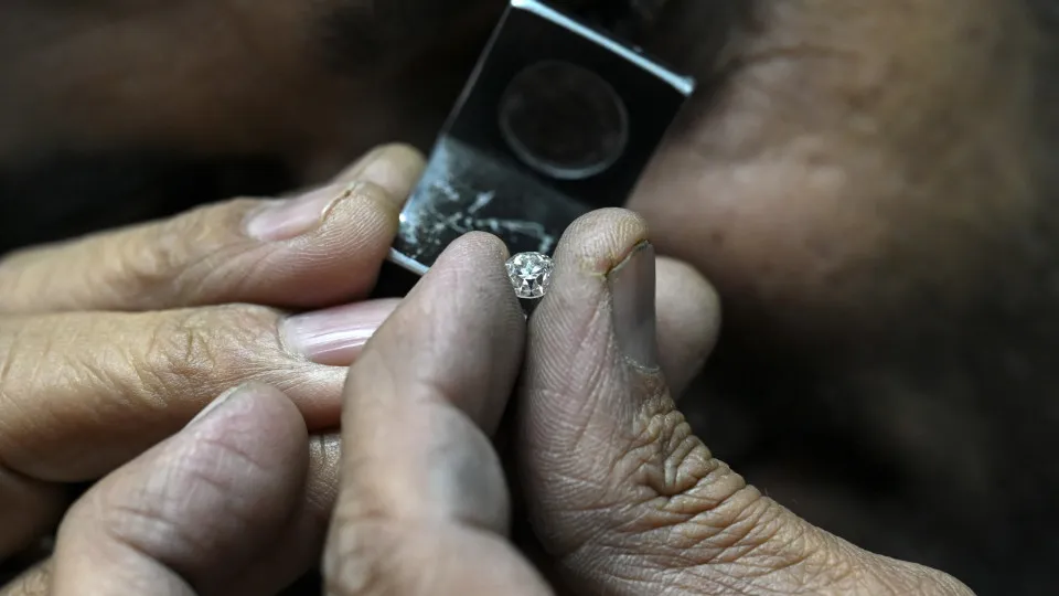 EUA emitem licença para diamantes russos (contornando as
