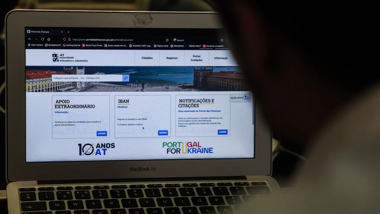 Empresas têm de reter IRS a recibos verdes no estrangeiro, a