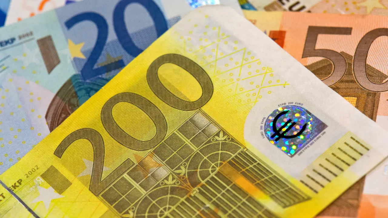Euro cai face ao dólar pela quinta sessão consecutiva