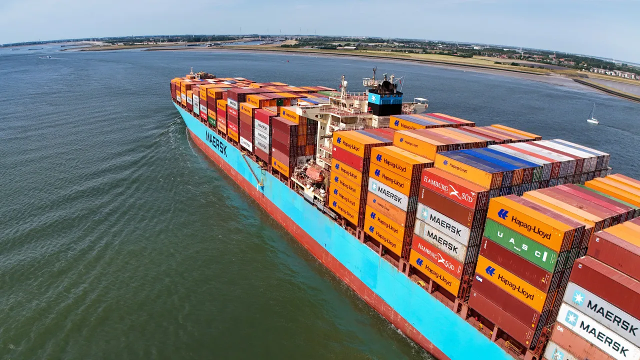 Lucros da Maersk sobem 77% no 1.º semestre para 1.589