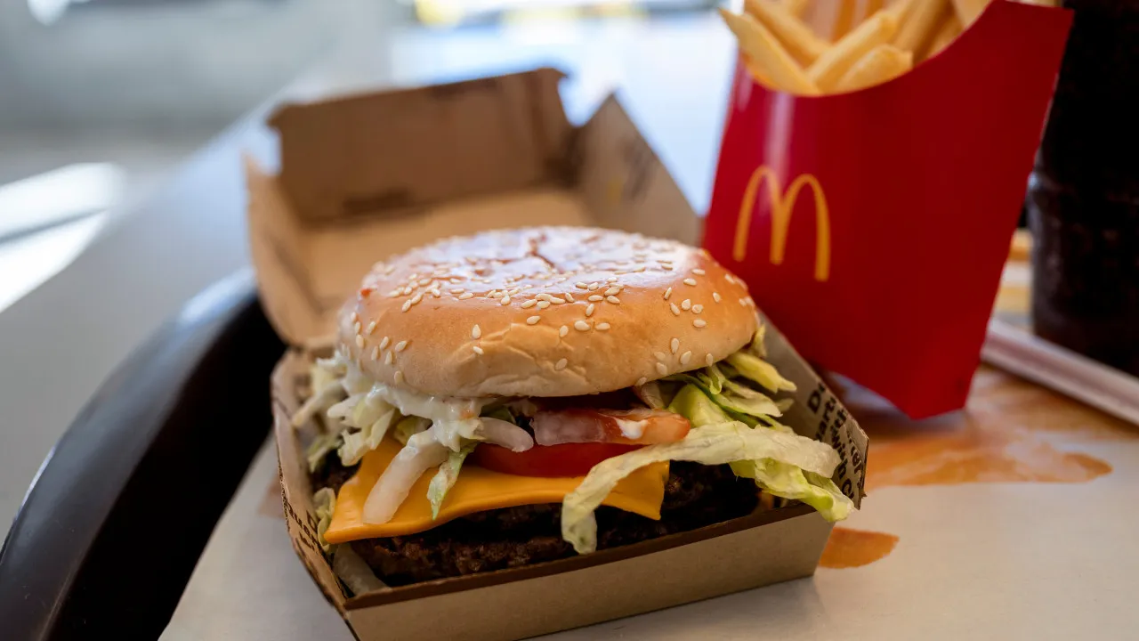 Lucros do McDonald's sobem 11% para 1,95 mil milhões