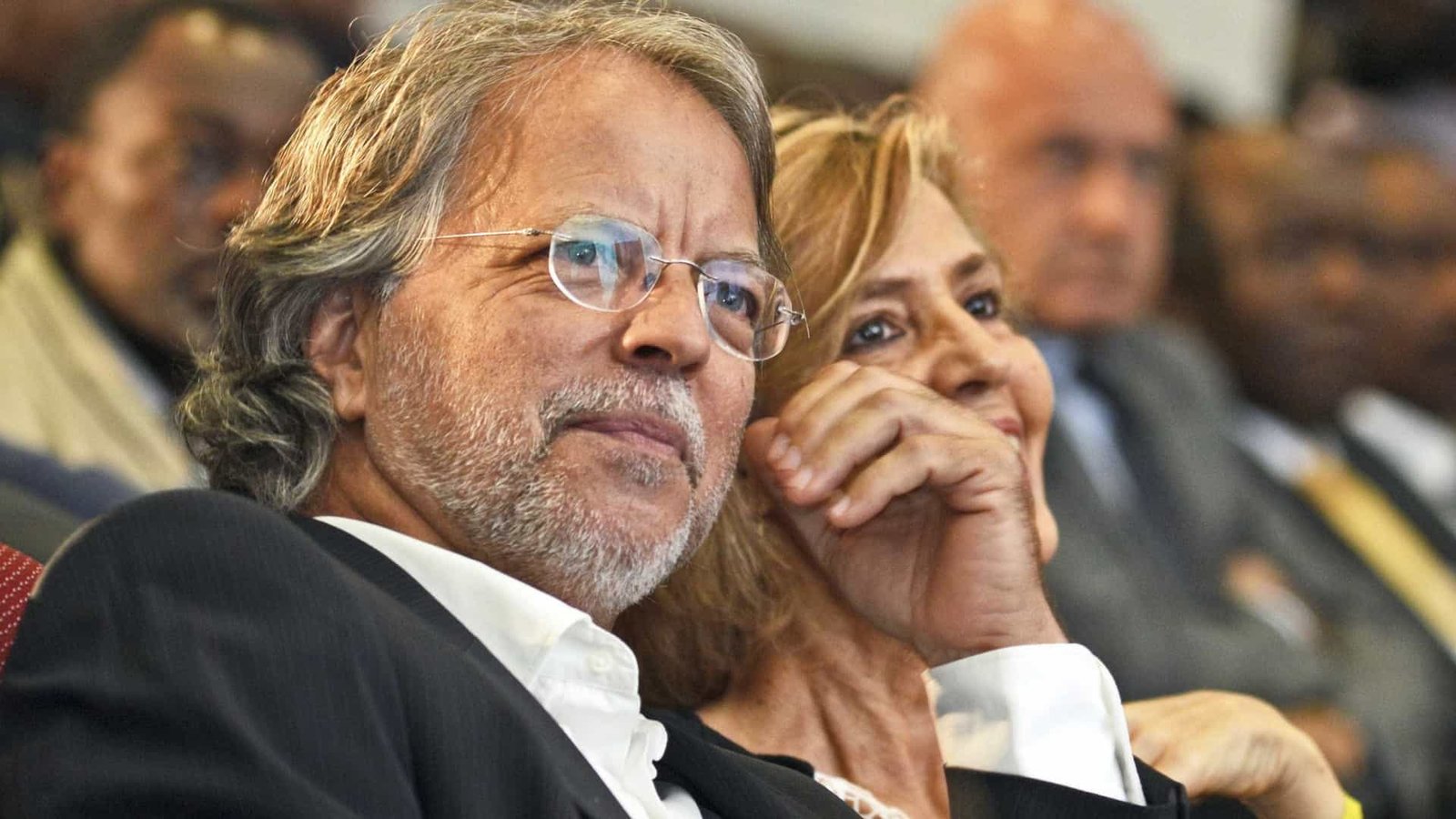 Mia Couto Lamenta Ausência de Respostas Claras Sobre