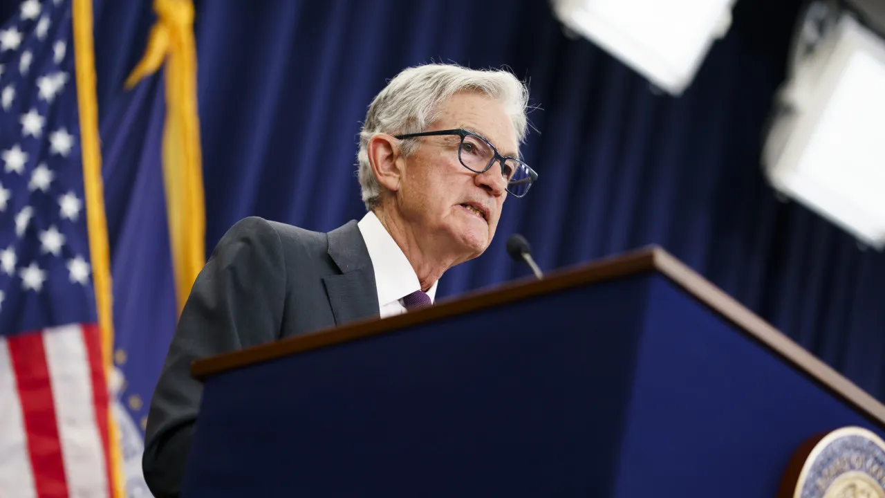 Powell admite cortes de juros para apoiar emprego, mas