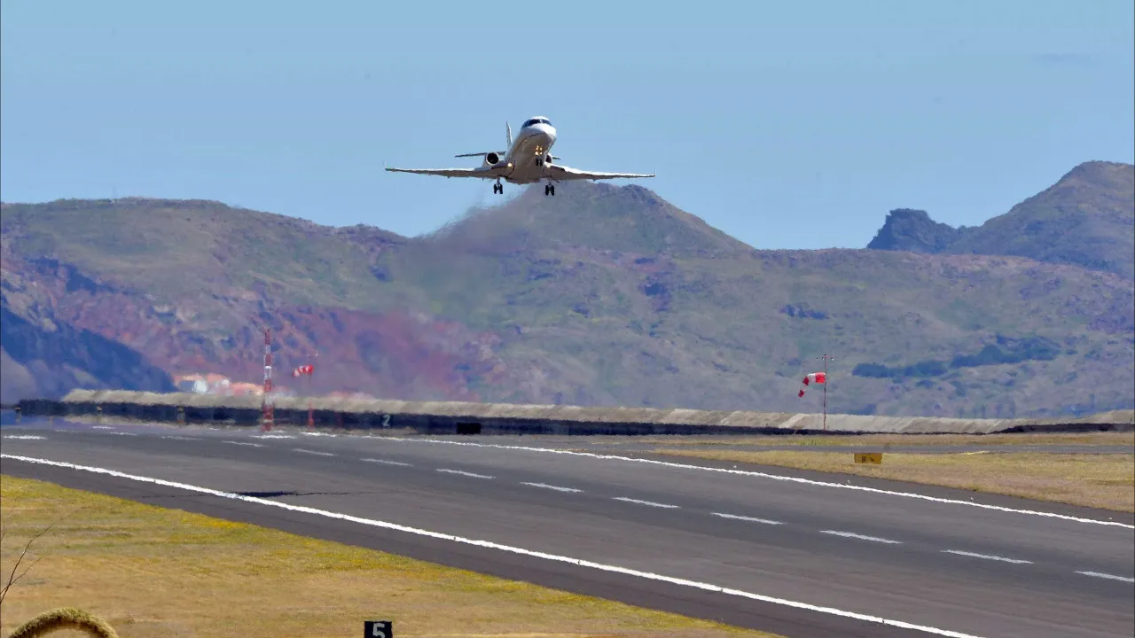 Quatro voos divergiram e 12 foram cancelados na Madeira