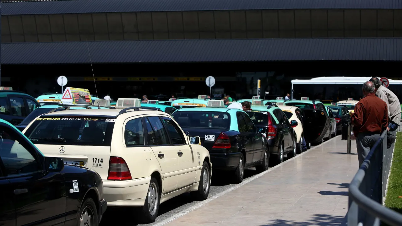 Taxistas parados no Aeroporto de Lisboa contra
