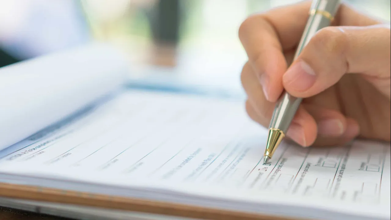 Trabalhadores em 'lay-off' caem 44,5% em julho para 3.981