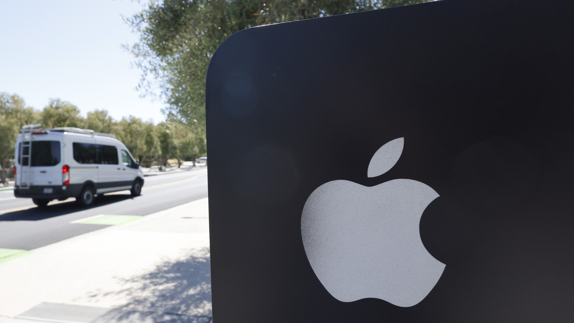 Wall Street fecha em alta impulsionada pela Apple e novas