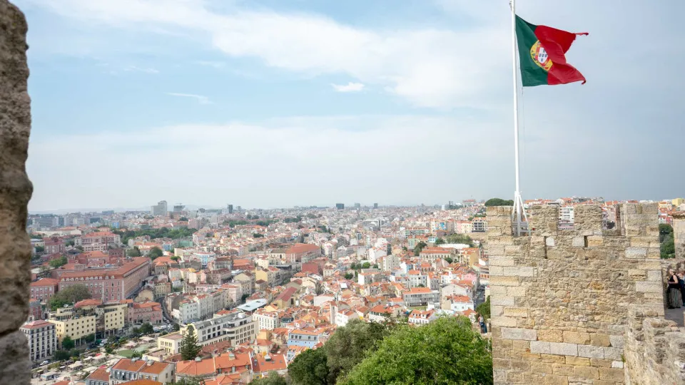 Confiança dos consumidores sobe e clima económico diminui em