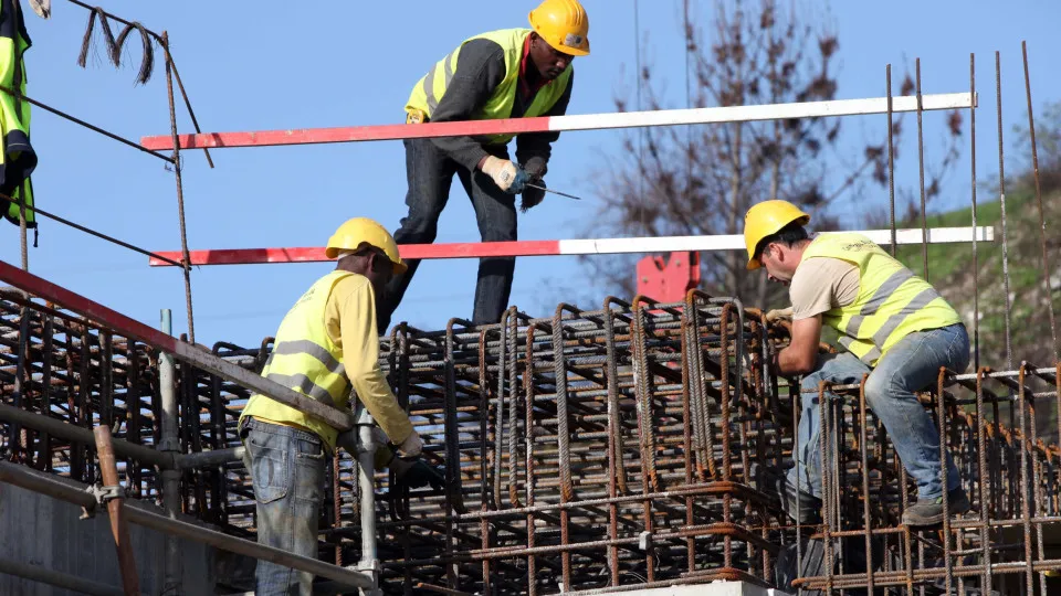 Contratos de obras públicas celebrados até setembro quase