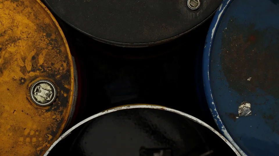 Cotação do Brent para entrega em dezembro baixa 0,49% para