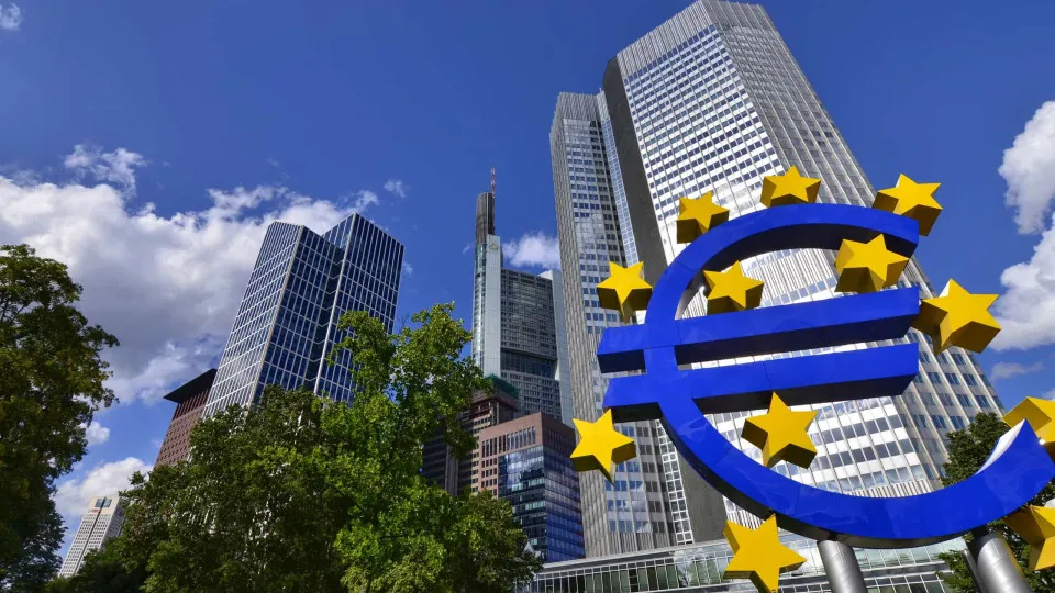 Empresas da zona euro observam ligeira subida das taxas de