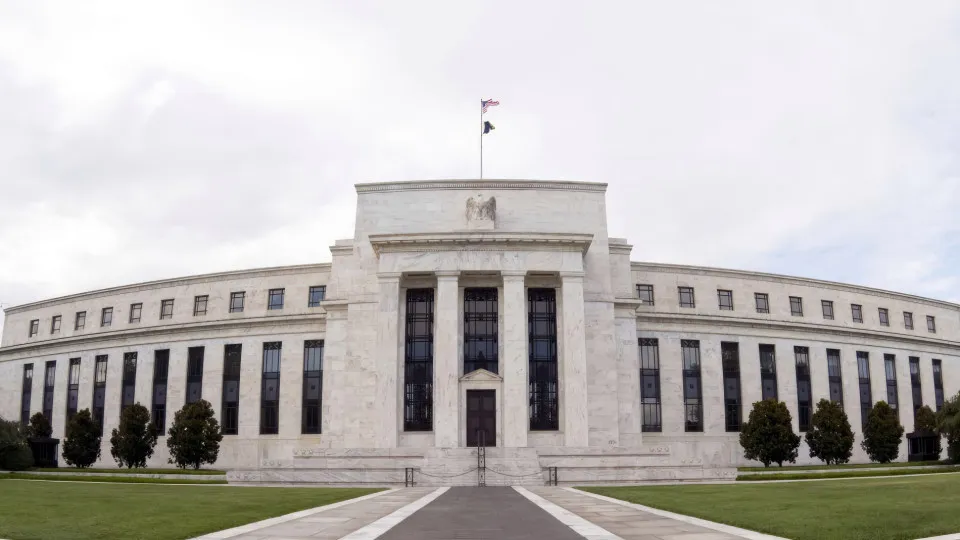 Fed inicia reunião com mercados à espera de corte de 0,25