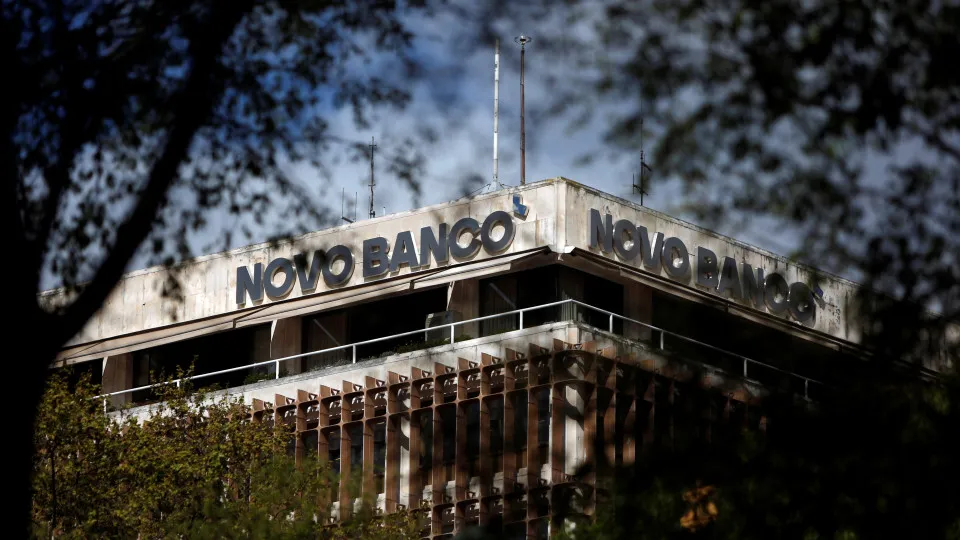 Finanças e Fundo de Resolução em silêncio sobre buscas no