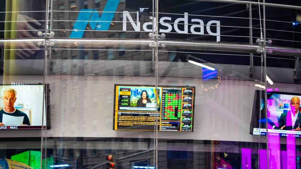Wall Street abre em alta confiante numa descida das taxas