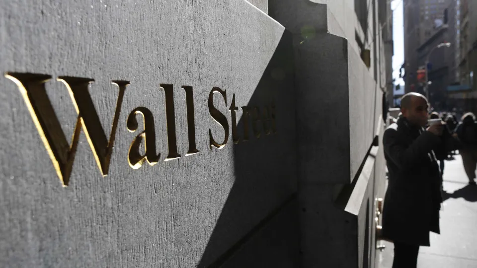 Wall Street negoceia em alta em vésperas da Fed decidir