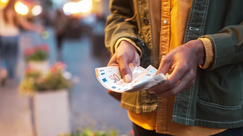 Abaixo da média da UE: Quanto se está a ganhar de salário em
