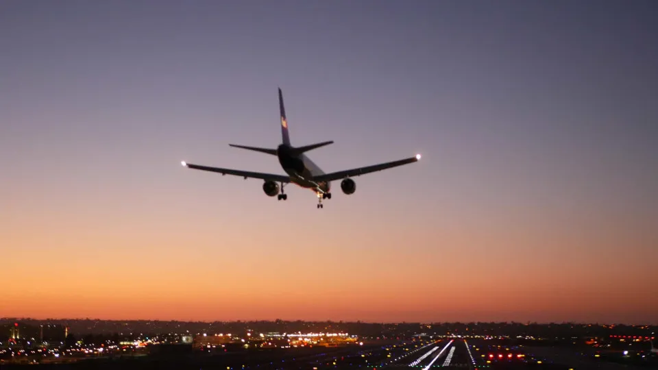 Aeroporto de Bruxelas cancela voos de partida devido a