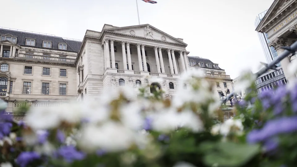 Banco de Inglaterra mantém taxas diretoras em 4%