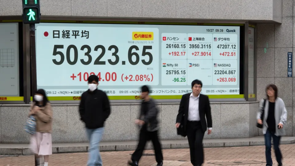 Bolsa de Tóquio fecha pela primeira vez acima dos 50 mil