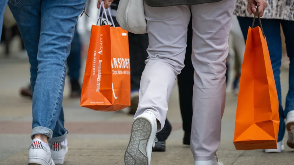 Confiança dos consumidores sobe em outubro na UE e zona euro