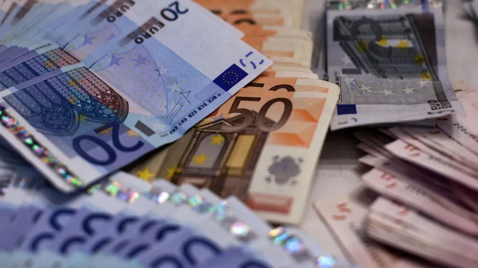 Dívida das famílias, empresas e Estado aumenta para 857 mil