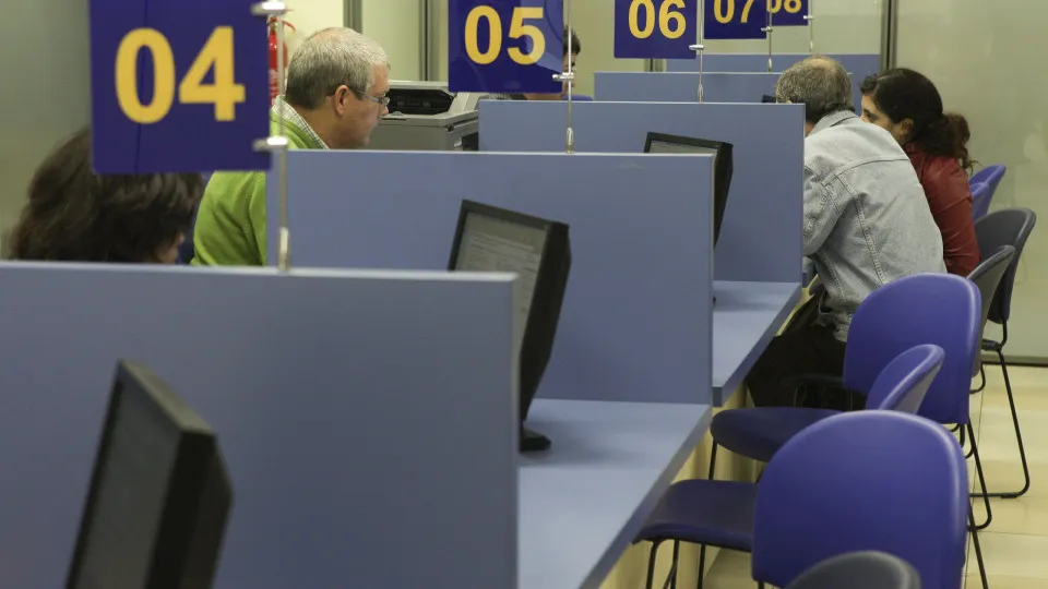 Emprego público sobe 1,8% no 3.º trimestre, mas recua em