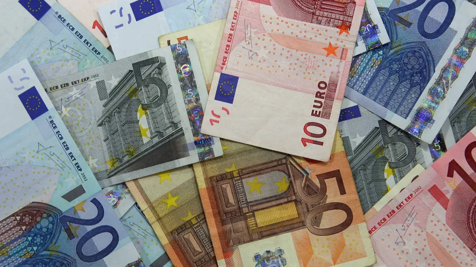 Euro sobe em altura de incerteza sobre decisão da Fed