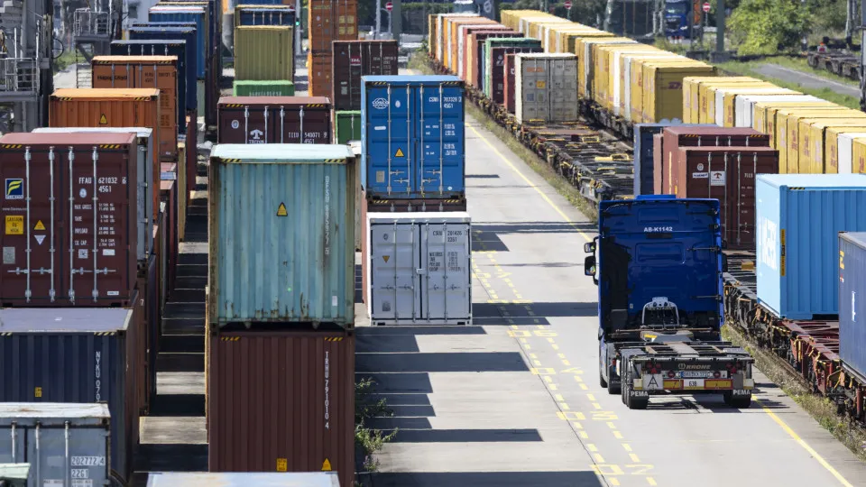Excedente comercial da UE com EUA cai para metade no 3.º